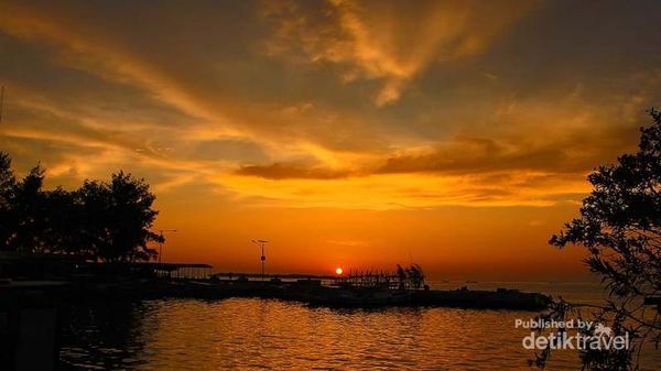 Cantiknya Sunset Akhir Tahun di Pulau Pramuka