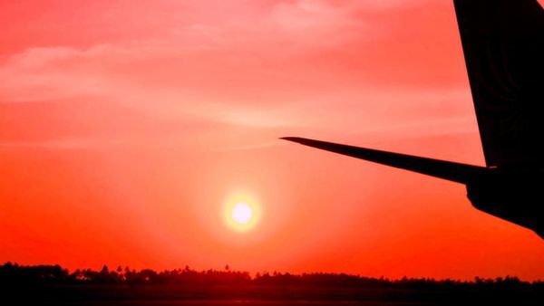 Cari Spot Sunset Keren? Coba dari Pesawat