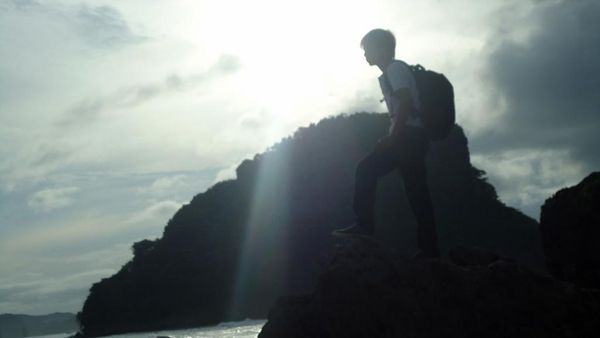 Coba Menghargai Alam di Pantai Gua Cina