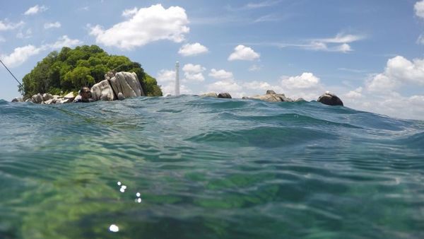 Coba Tebak, Pantai Cantik Ini Ada di Mana?