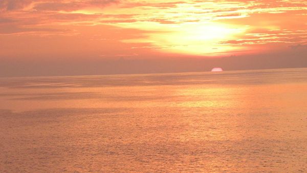 Dahsyatnya Senja Emas di Pantai Tegal Wangi, Bali