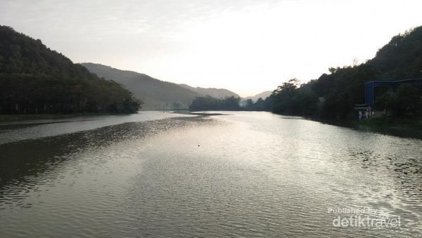 Damainya Bersepeda Pagi di Bendung Gerak Serayu
