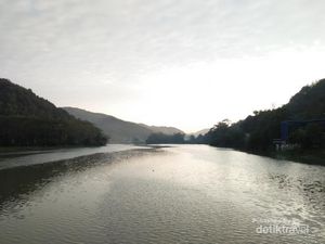 Damainya Bersepeda Pagi di Bendung Gerak Serayu