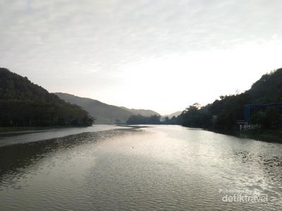 Damainya Bersepeda Pagi di Bendung Gerak Serayu