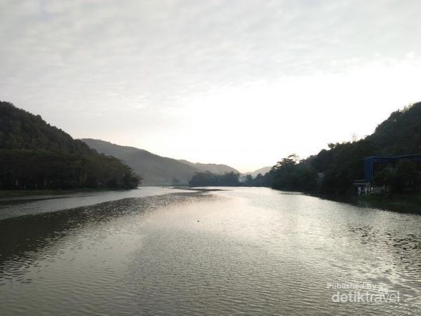 Damainya Bersepeda Pagi di Bendung Gerak Serayu