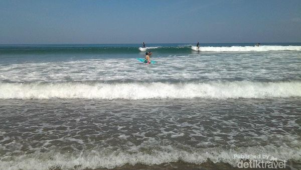 Dari Berjemur Hingga Surfing di Pantai Kuta