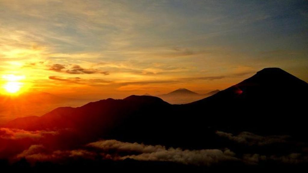 Dataran Tinggi Dieng, Surga Alam di Atas Awan Dataran Tinggi Dieng, Surga Alam di Atas Awan