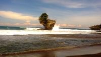 Debur Ombak Raksasa di Pantai Madasari, Pangandaran