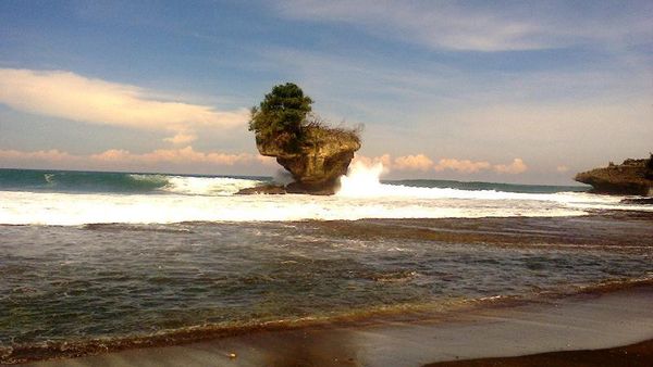 Debur Ombak Raksasa di Pantai Madasari, Pangandaran