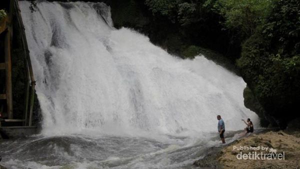 Derasnya Air Terjun Bantimurung