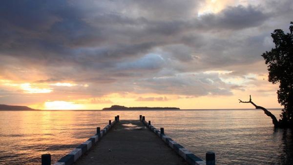 Di Alor, Matahari Terbenam di Antara 3 Pulau