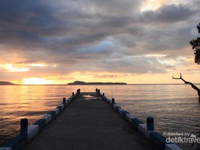 Di Alor, Matahari Terbenam di Antara 3 Pulau
