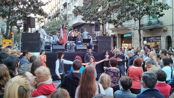 Di Barcelona, Kampung Pun Bisa Berpesta