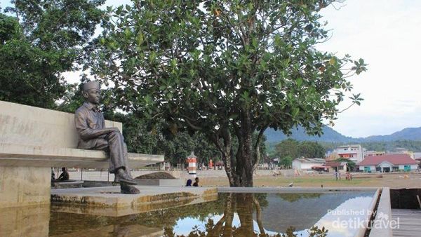Di Bawah Pohon Sukun Ini Bung Karno Merenung