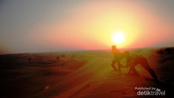 Digoyang Tari Perut yang Seksi di Gurun Pasir Mesir