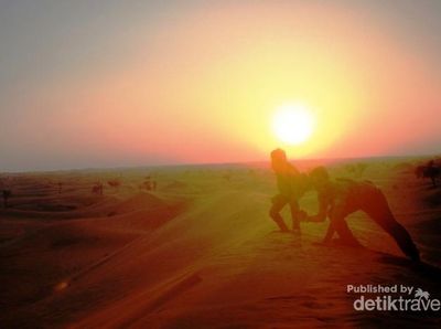 Digoyang Tari Perut yang Seksi di Gurun Pasir Mesir