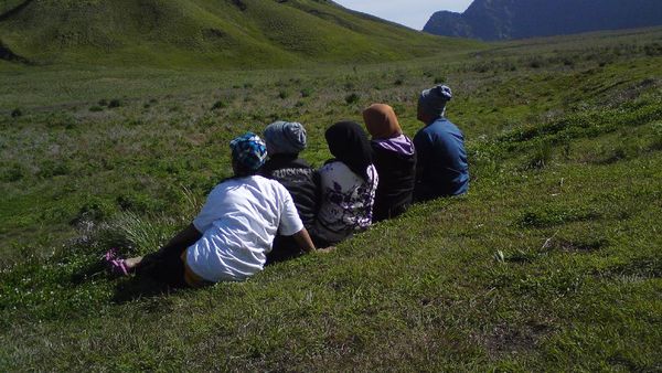 Duduk Menghabiskan Sore di Padang Hijau Savana Bromo
