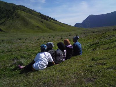 Duduk Menghabiskan Sore di Padang Hijau Savana Bromo