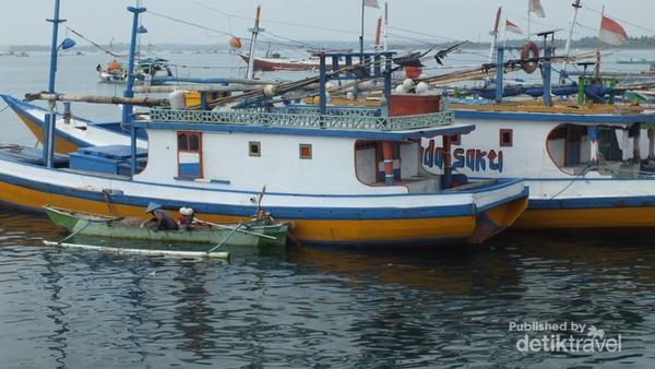 Duduk Santai di Pelabuhan NTB