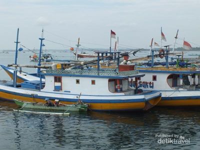 Duduk Santai di Pelabuhan NTB