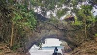 Eksotisme Pantai Karang Bolong, Banten