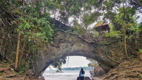 Eksotisme Pantai Karang Bolong, Banten