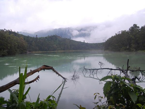 Eksotisme Telaga Warna dan Legenda di Baliknya