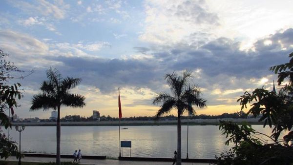 Enaknya Jalan Santai di Tepi Sungai Mekong