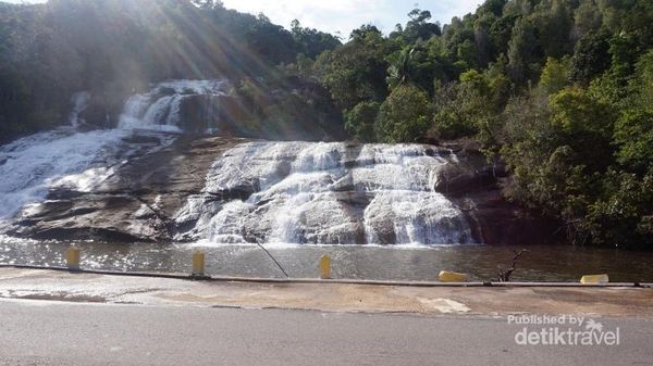 Foto: Air Terjun 7 Tingkat di Titik Terdepan Indonesia