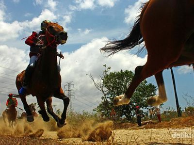 Foto: Aksi Adu Cepat Joki Cilik di Jeneponto