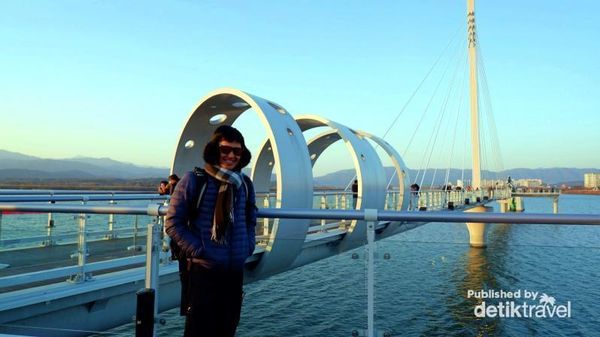 Foto Berjalan di Atas Air di Soyanggang Skywalk