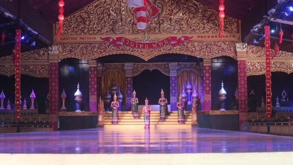 Foto: Lenggak-lenggok Penari Thailand Bikin Terpukau