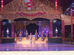 Foto: Lenggak-lenggok Penari Thailand Bikin Terpukau