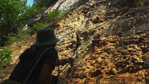 Foto: Menaklukkan Tebing Bantimurung yang Menantang