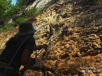 Foto: Menaklukkan Tebing Bantimurung yang Menantang