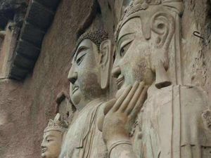 Foto: Pahatan Patung Buddha Raksasa Sembunyi di Gua & Tebing