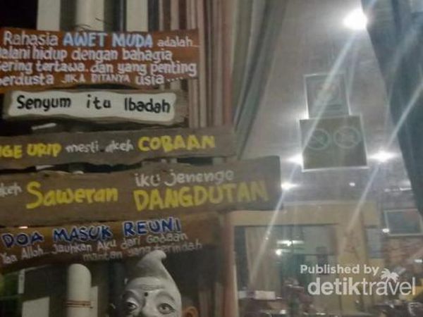 Foto: Untaian Kata-kata Bijak Hiasi Restoran Unik Ini
