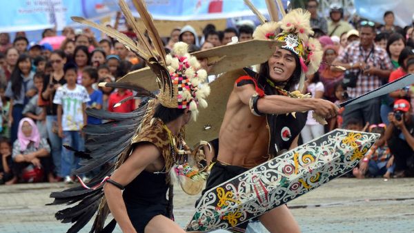Gadis Cantik dan Pekan Budaya Birau Nan Meriah