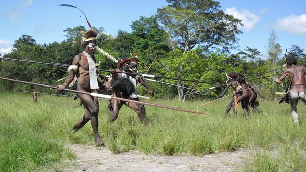 Gagahnya Suku Dani Saat Berperang