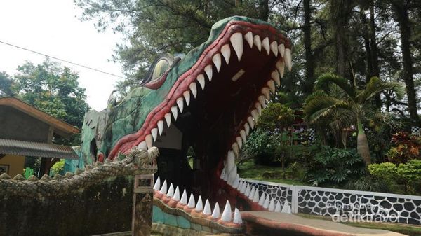 Gembok Cinta di Rawa Pening