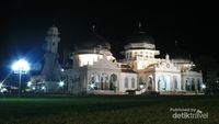 Gemerlap Masjid Baiturrahman Banda Aceh di Malam Hari