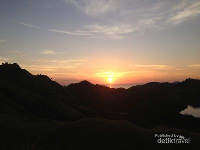 Golden Sunset di Bukit Cinta, Labuan Bajo