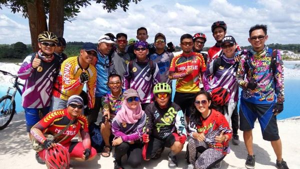 Gowes Asyik Bareng Komunitas Sepeda ke Danau Biru, Bangka