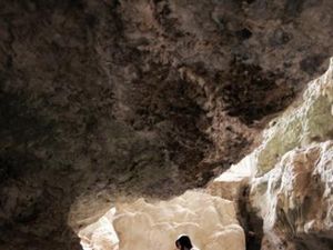 Gua yang Muncul dari Dasar Laut