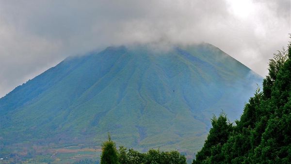 Gunung Lokon dan Kabut Tebalnya