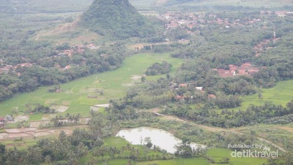 Gunung Munara yang Cantik & Tak Jauh dari Jakarta
