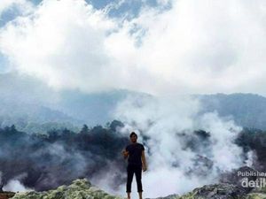 Gunung Salak Punya Kawah Putih yang Cantik Banget!