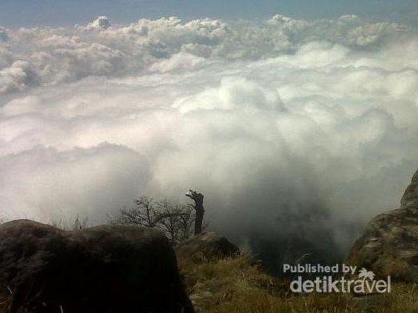 Hamparan Awan di Puncak Gunung Bawakaraeng, Sulsel