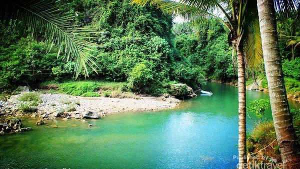 Hijau Jernih Air Terjun Sri Gethuk di Yogyakarta