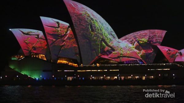 Ikon Australia yang Bermandikan Cahaya Setahun Sekali